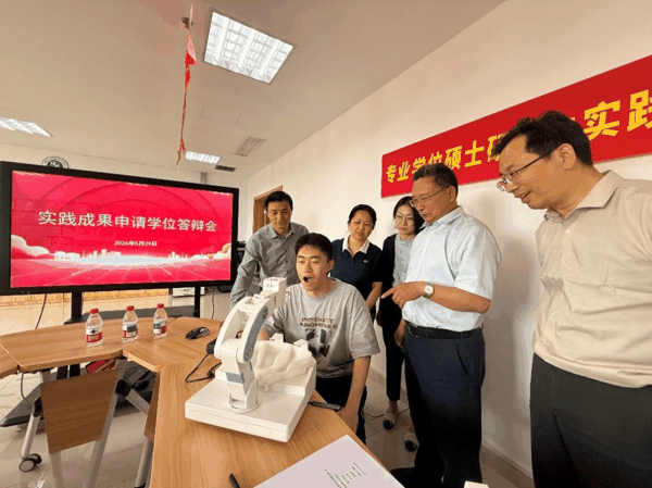 上海理工大学应届硕士生黄昊琦演示助餐机器人。本文图片均为校方供图