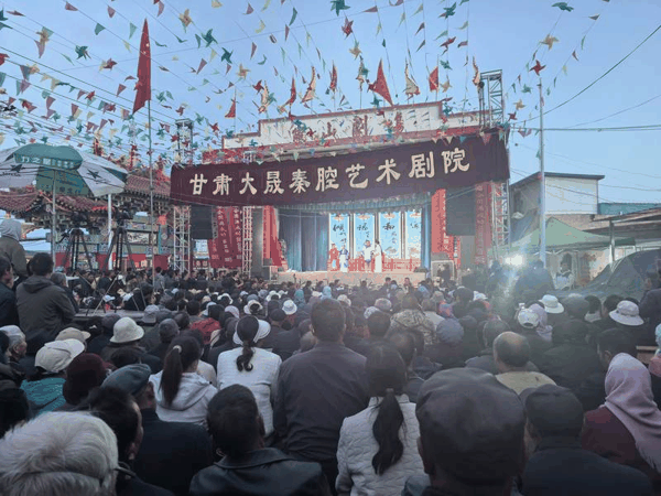 2026年5月26日，孟真的剧团在乡下演出。受访者供图