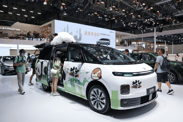 图为观众在粤港澳大湾区车展现场参观大熊猫主题新能源MPV。新华社记者　梁旭　摄