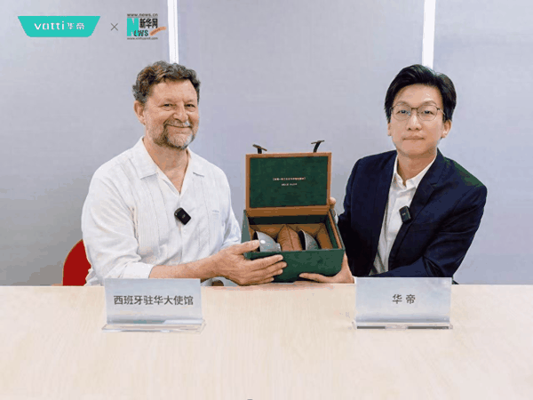 图 1华帝股份有限公司首席营销官（CMO）潘叶钊向西班牙驻华大使馆公使衔参赞兼总领事布依特拉格礼赠青瓷藏品