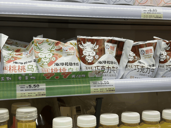 便利店里的海河花色牛奶，时代财经摄
