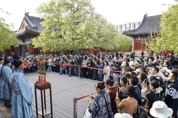 智化寺京音乐表演，吸引了众多市民游客观看。东城区供图