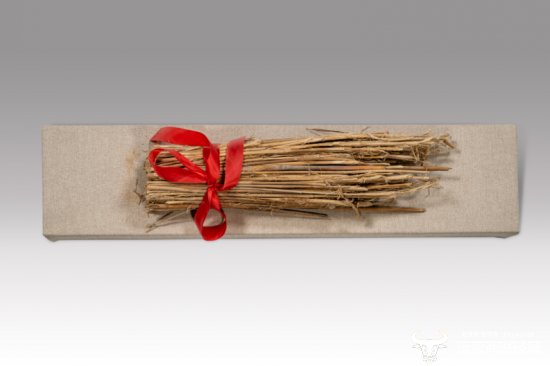 短苣，碳十四测年法定代为秦汉时期，现展出于中国电信博物馆常设展厅