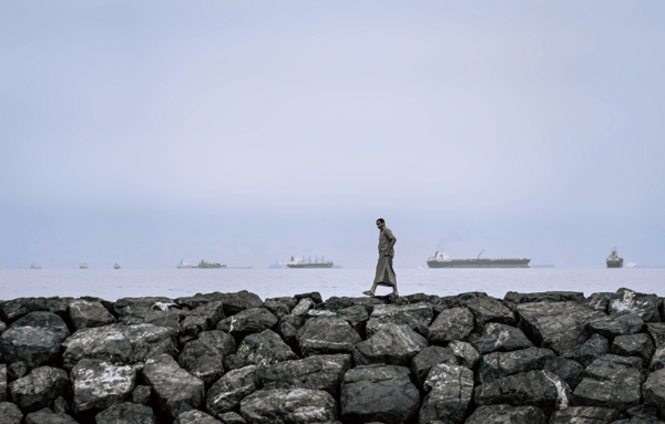 2026年3月11日，远眺霍尔木兹海峡内的油轮和货船      图/视觉中国