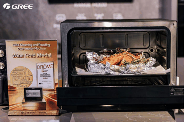 (图为格力蒸烤一体机现场烹饪美食)