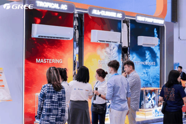 (图为格力超宽温区空调，无惧全球极端气候，吸引众多采购商驻足观摩产品细节)