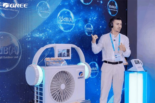 (一位采购商体验SilenzX系列空调外机29分贝、内机15分贝的极致安静后连连竖起大拇指)