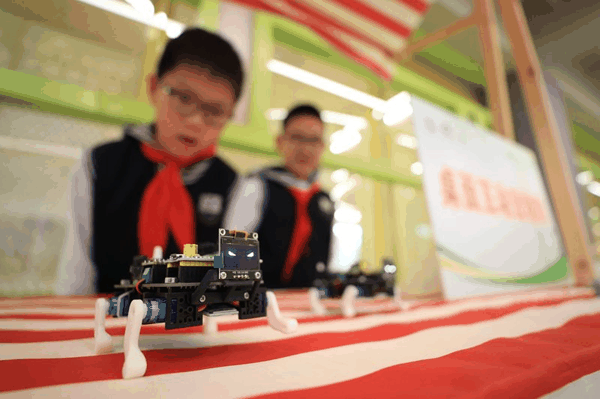 2025年11月27日，北京市朝阳区实验小学学生向自己制作的机器狗下指令。 新京报记者 王飞 摄