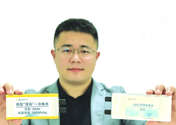 刘逸骏正在展示电池新产品