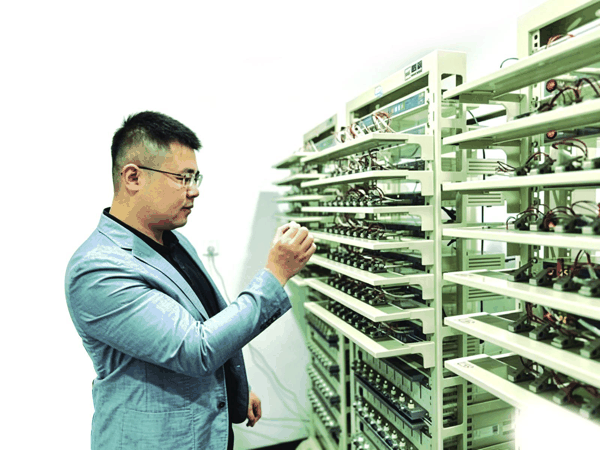 西南大学副教授刘逸骏正在查看电池测试情况