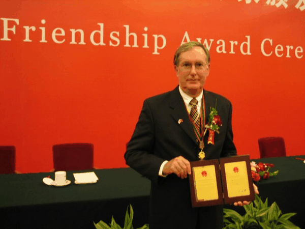 Charles Shoemaker教授获2007年中国政府友谊奖。江南大学官网 图