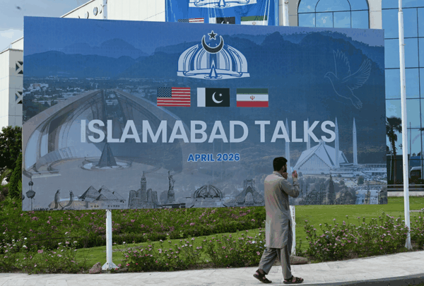▲这是4月11日在巴基斯坦首都伊斯兰堡拍摄的美伊谈判相关海报。图/新华社