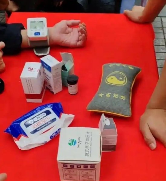 ▲事发的义诊台。图/极目新闻