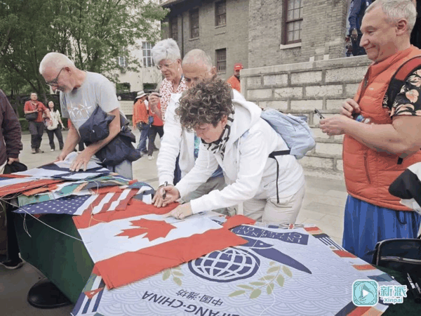 ▲第42届潍坊国际风筝会举办期间，国际风筝运动员参加“和平之鸢 铭记历史”国际风筝运动员和平交流活动。图/新派新闻