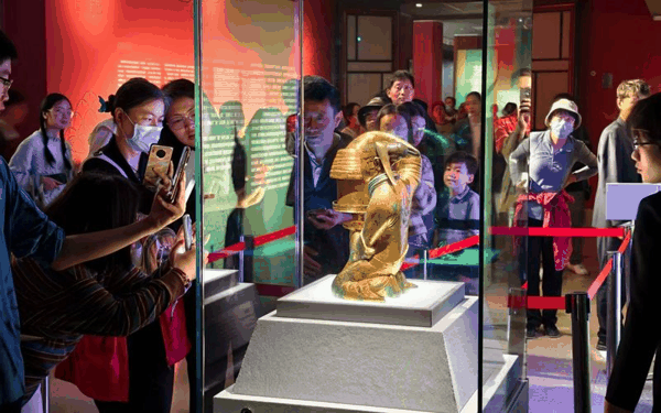 4月18日，中国美术馆，观众在观看首日展出的西汉长信宫灯。新京报记者 浦峰 摄