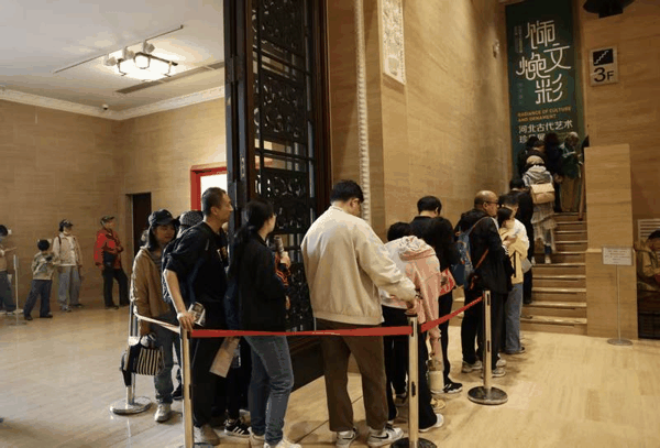 中国美术馆为观看长信宫灯的观众设置了专门通道，队伍从五楼展厅一直排到楼下。新京报记者 浦峰 摄