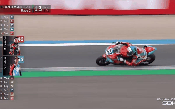 张雪机车的53号车手在比赛中。直播截图