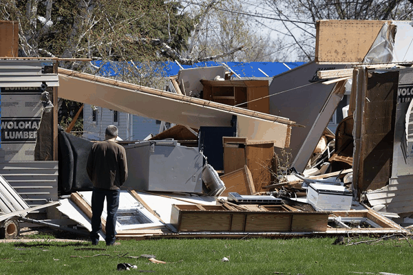 当地时间2026年4月18日，美国伊利诺伊州莱纳，居民继续清理并抢救昨日龙卷风后的财物。