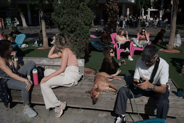 近日，在以色列特拉维夫市中心的迪岑哥夫广场，人们外出休闲，享受久违的宁静。记者　陈君清　摄