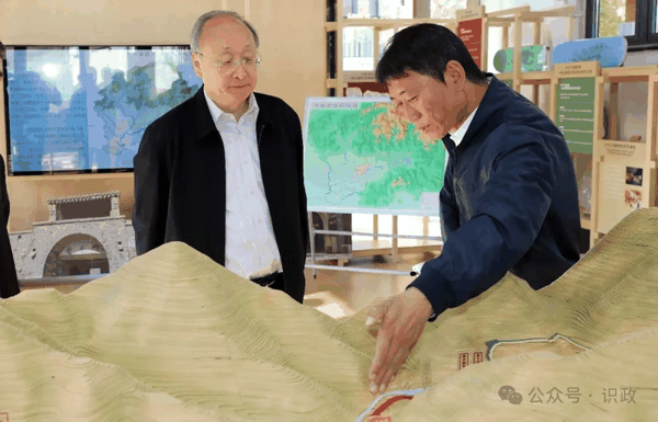 察看鱼子山村周边地形和河流分布