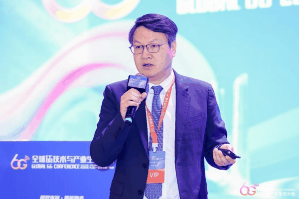 图为高通公司全球副总裁、中国区研发负责人、IEEE Fellow徐晧在2026全球6G技术与产业大会平行会议发表主题演讲