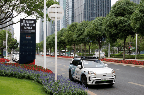 图为在深圳市南山区拍摄的自动驾驶出租车。新华社记者　刘梦琪　摄