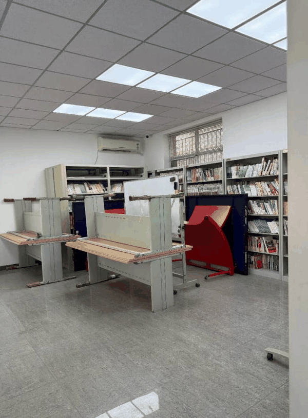 记者根据导航来到纪家庙村委会图书室，摞起来的桌子和乒乓球案把区域占满。新京报记者 田杰雄 摄