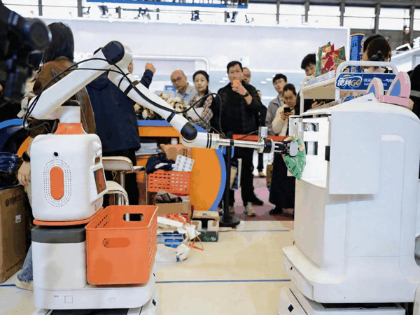 图为单臂协作机器人便利GO抓取薯片后，传递给送物机器人。