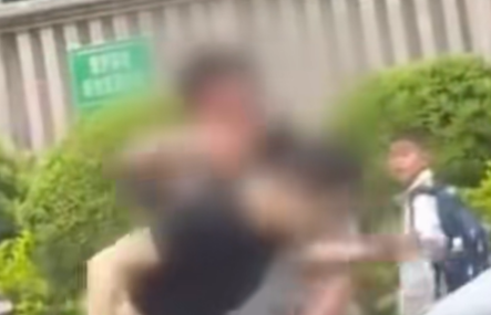 ▲女司机与保安发生肢体冲突一事，持续引发关注。图/潇湘晨报