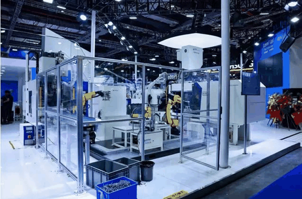 长飞亚塑机与新泻塑机无人机行业自动化解决方案