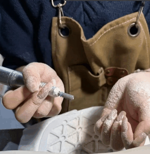 ▲兼职美甲的张同学正在宿舍打磨甲面。图/半月谈