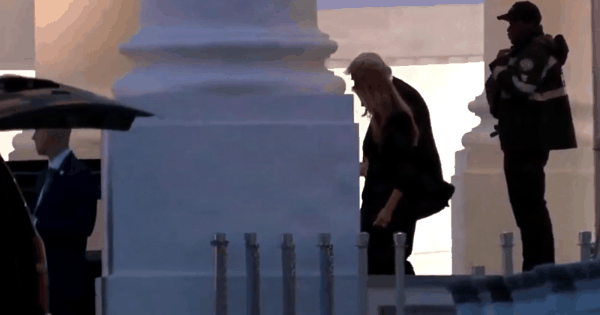 △美总统特朗普及其夫人撤离白宫