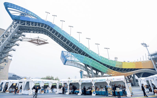 北京书市在首钢滑雪大跳台旁铺开。主办方供图