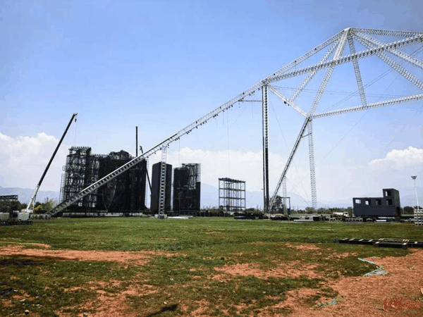 ▲4月24日的华晨宇玉溪演唱会场地场景，场地南面即抚仙湖。图/红星新闻