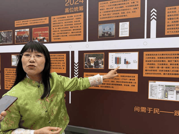 龙泽苑社区党委书记、居委会主任伊然向记者讲述邻里中心的改造过程。新京报记者 田杰雄 摄