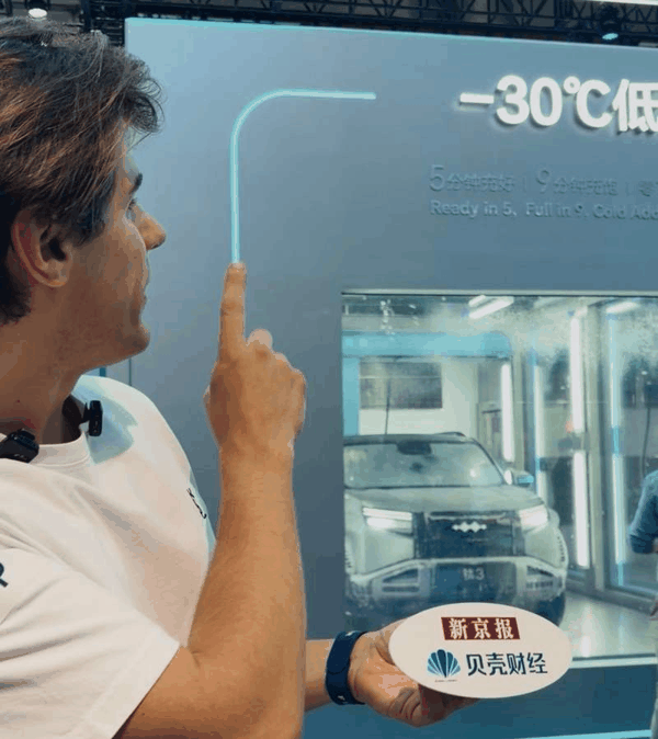 一名外国人说比亚迪的低温闪充技术让他惊叹。新京报贝壳财经记者 林子 摄