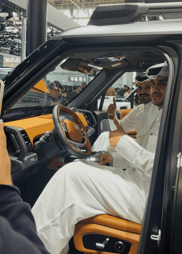 中东人在捷途车里打卡留念。新京报贝壳财经记者林子 摄