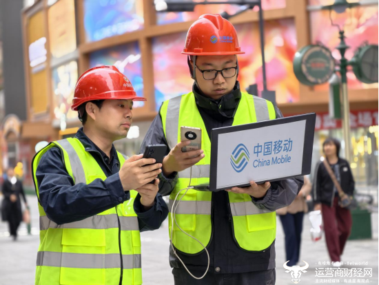 （湖北移动技术人员在十堰五堰步行街测试优化无线网络）