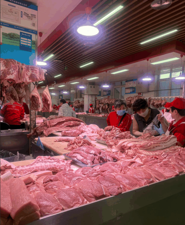 4月27日，顾客在新发地市场选购猪肉。新京报记者 陈琳 摄