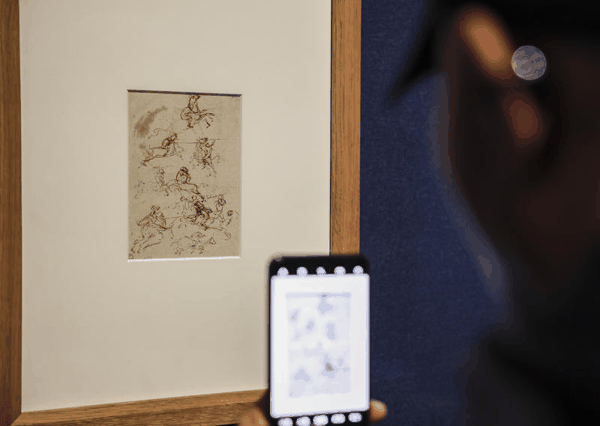 达·芬奇的纸本钢笔墨水画《战斗中的骑士、半人马与战士》。新京报记者 浦峰 摄