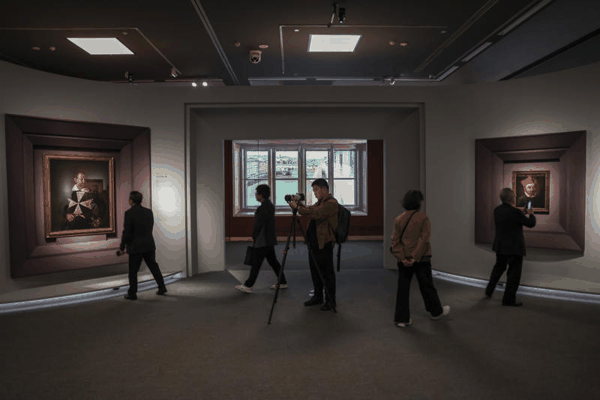 卡拉瓦乔的作品《枢机主教肖像》（左）和《马耳他骑士像》（右）。新京报记者 浦峰 摄