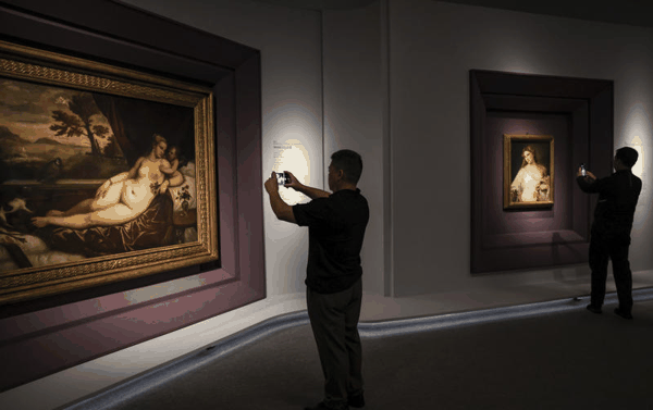 嘉宾在观看提香的作品《维纳斯与丘比特》（左）和《花神》（右）。新京报记者 浦峰 摄