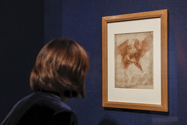 米开朗琪罗的纸本粉笔画《劫掠伽倪墨得斯》。新京报记者 浦峰 摄