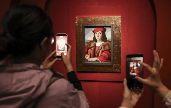 拉斐尔的木板油画《手拿苹果的青年男子肖像》。新京报记者 浦峰 摄