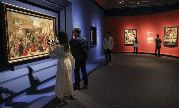 4月27日，中国美术馆，嘉宾在观赏波提切利木板蛋彩画《三博士来朝》等作品。新京报记者 浦峰 摄