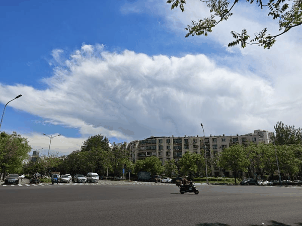 南湖中园小区上空，白云变化万千。