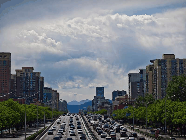 在惠新东桥上远眺西山。