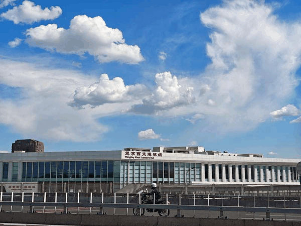 望京西交通枢纽，天空宛如仙境。