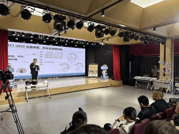 北京城安所国家劳动保护用品质检中心检验室主任许超现场展示不同类型的头盔。新京报记者 裴剑飞 摄