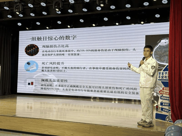 北京急救中心调度指挥中心主任韩鹏达分享了应该如何佩戴好头盔，以最大限度保障骑乘电动自行车人员的安全。新京报记者 裴剑飞 摄